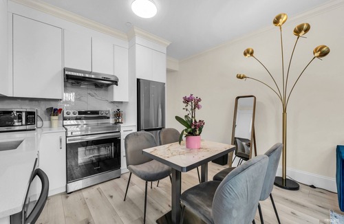 West Side House | Private Entrance with Spacious & Bright 2 Bed Suite