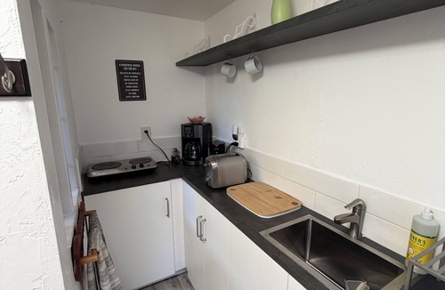 Leland Manor Cottage | Private fenced guesthouse perfect for a couple, near Stanford, Google, Facebook