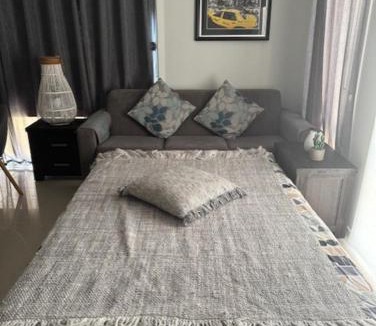 Runaway Bay Apartment | Private Granny flat - Guesthouse