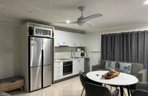 Runaway Bay Apartment | Private Granny flat - Guesthouse