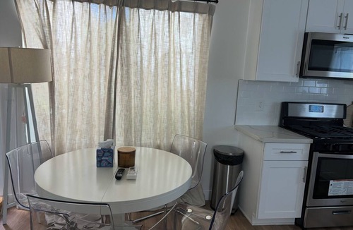 Miracle Mile Apartment | Private Guest House in Miracle Mile
