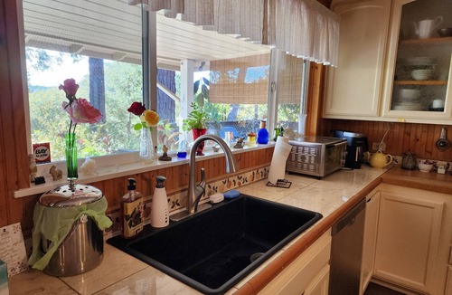 Healdsburg House | Private Healdsburg Retreat, 1.5 walk to town Plaza, nearby bus shuttle