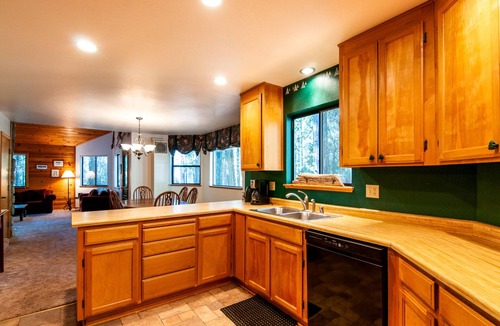 Dorrington Cabin | PRIVATE HOT TUB + WALK TO SNOWSHOE LAKE W/FREE ACCESS