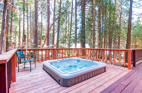 Dorrington Cabin | PRIVATE HOT TUB + WALK TO SNOWSHOE LAKE W/FREE ACCESS