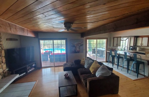 Three Rivers House | Private house close to Sequoia National Park with pool and private river access