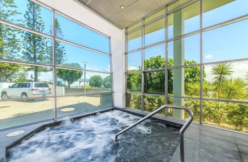 Paradise Point Apartment | Private Island Retreat near Theme Parks