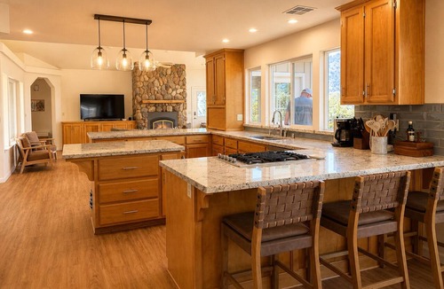 Three Rivers House | Private Mountaintop Retreat - Stunning Views, Hot Tub, Fire Pit, BBQ- Sleeps 10