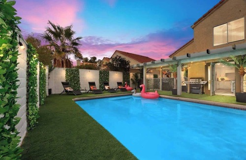 The Section Seven House | Private Oasis Luxury Villa~King Beds & Pool