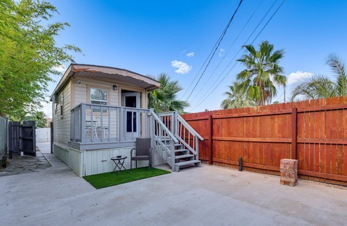 Paradise House | Private Tiny House Retreat with Spacious Patio, Free Parking & WiFi