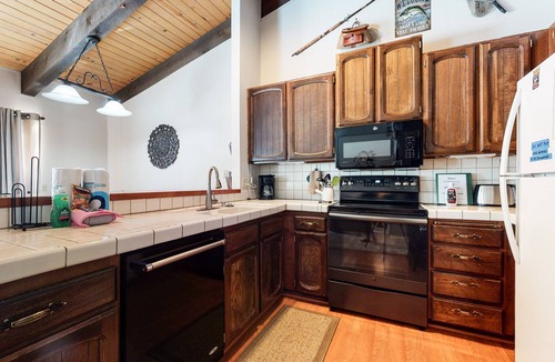 Mammoth Lakes Condo | Private Washer/Dryer, Summer Pool On-site. Near Rec Center & Walking Trails