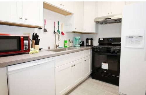 Ontario House | PROMO 10 % WEEKLY/25% MONTHLY DISCOUNT Cheerfull 2-bed with 2-Bath Bungalow