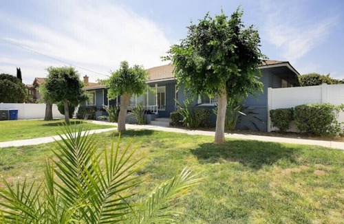 Ontario House | PROMO 10 % WEEKLY/25% MONTHLY DISCOUNT Cheerfull 2-bed with 2-Bath Bungalow