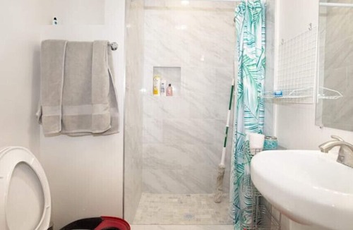 Ontario House | PROMO 10 % WEEKLY/25% MONTHLY DISCOUNT Cheerfull 2-bed with 2-Bath Bungalow
