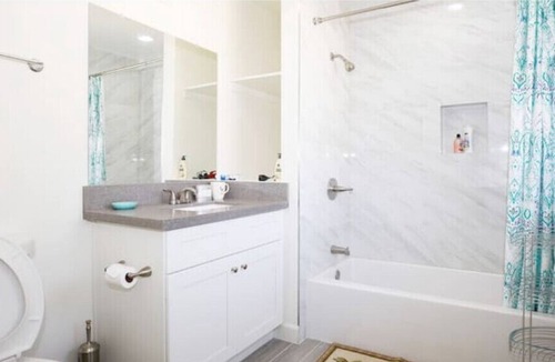 Ontario House | PROMO 10 % WEEKLY/25% MONTHLY DISCOUNT Cheerfull 2-bed with 2-Bath Bungalow