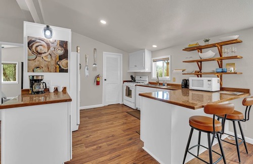 Mariposa House | Prvt Grounds: Cozy Yosemite Escape w/Creek, Billiards, BBQ, Starlink, Pets ok