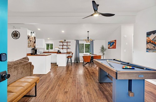 Mariposa House | Prvt Grounds: Cozy Yosemite Escape w/Creek, Billiards, BBQ, Starlink, Pets ok