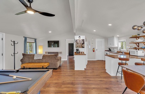 Mariposa House | Prvt Grounds: Cozy Yosemite Escape w/Creek, Billiards, BBQ, Starlink, Pets ok