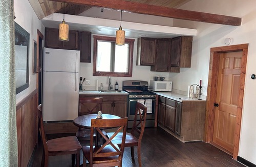 Y Area Cabin | Quaint Cozy Cabin in Beautiful South Lake Tahoe Located Near The Lake and Trails