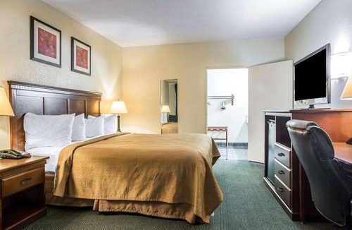 Shelltown Hotel | Quality Inn San Diego I-5 Naval Base