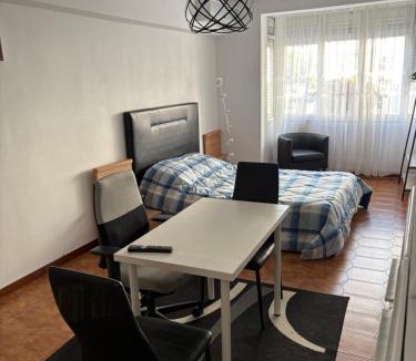 Laranjeiro House | Quarto de Casal Acolhedor