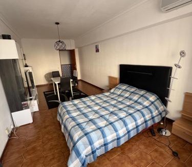 Laranjeiro House | Quarto de Casal Acolhedor