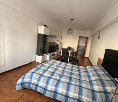 Laranjeiro House | Quarto de Casal Acolhedor