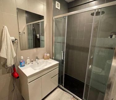 Cacilhas Apartment | Quarto de casal close to Lisbon Flat equipado