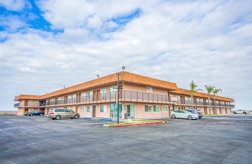 Buttonwillow Apartment | Queen Bed Non-Smoking