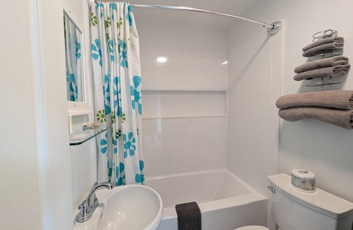Ucluelet Hotel | Queen studio suite in Ucluelet.