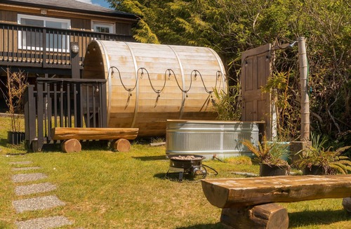 Ucluelet Hotel | Queen studio suite in Ucluelet.