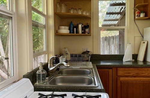 Makawao Cottage | Quiet 1-bd cottage retreat with sleeping loft & work space