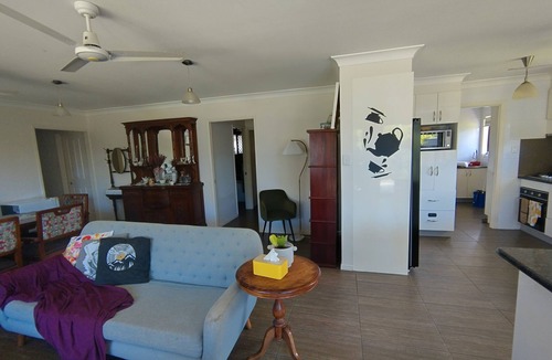 Biggera Waters House | Quiet cottage like family house tucked away in a convenient location