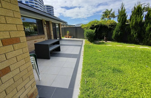 Biggera Waters House | Quiet cottage like family house tucked away in a convenient location