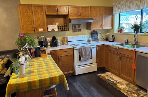 Aldergrove House | Quiet cozy room no stairs in a peaceful house, safe community, full kitchen