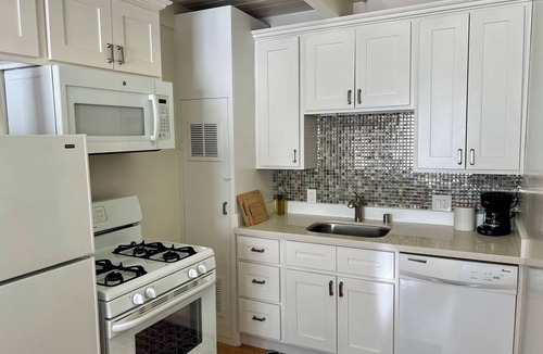 Belmont Bed & Breakfast | Quiet & Cozy, Walk 2 Shop, Laundry Parking & Patio