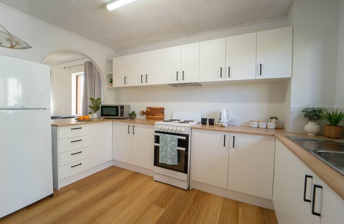Gold Coast Apartment | Quiet Family Apartment Near Beach With Pool