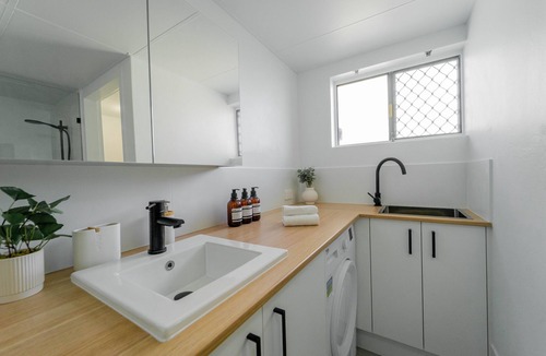 Gold Coast Apartment | Quiet Family Apartment Near Beach With Pool