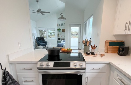 Baywood Park House | Quiet, light-filled home near the bay and nature trails