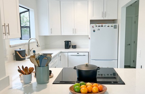 Baywood Park House | Quiet, light-filled home near the bay and nature trails