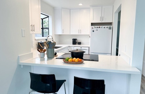 Baywood Park House | Quiet, light-filled home near the bay and nature trails