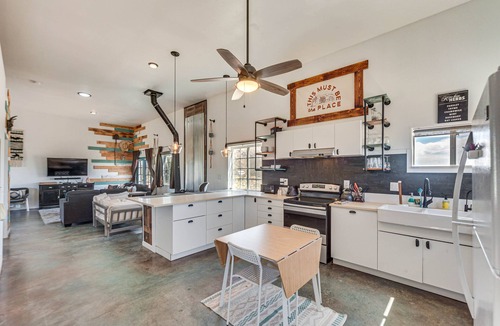 Landers House | Quiet Oasis w/Hot Tub: 21 Mi to Joshua Tree!