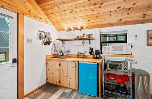 Shaver Lake Apartment | Raccoons Hallow is a cute studio apartment centrally located in the heart of Shaver Lake