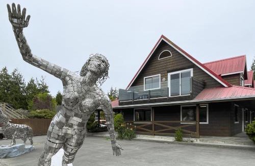 Ucluelet Apartment | Raven Lady #201- Ucluelet Sleeps 6 Pet Friendly