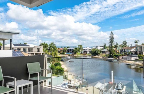 Broadbeach Waters House | Ray of Sunshine Summa