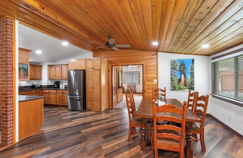 Three Rivers House | Redwood Cabin on The Main Fork of the Kaweah River