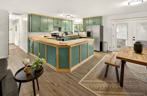 Cave Junction House | Redwoods Stopover- Near Hiking, Pet Friendly