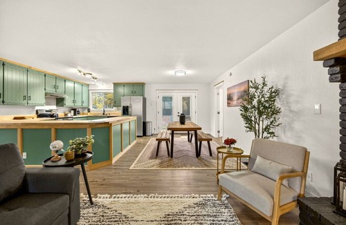 Cave Junction House | Redwoods Stopover- Near Hiking, Pet Friendly