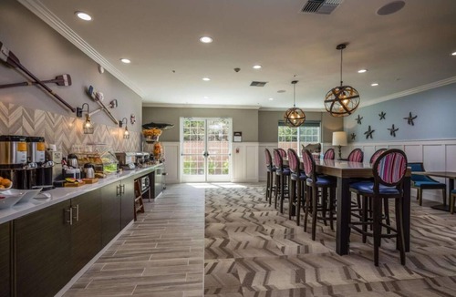 Half Moon Bay House | Relax and Unwind at Modern Park City Accommodation w/Breakfast & Free Parking