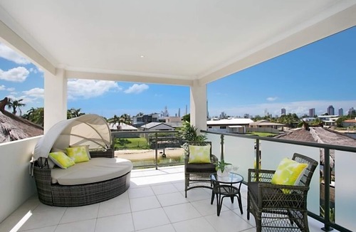Broadbeach Waters House | Relax, Escape and Enjoy!