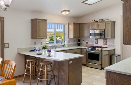 Paso Robles House | Relax in Paso Robles: Fenced Yard & Vineyard Views